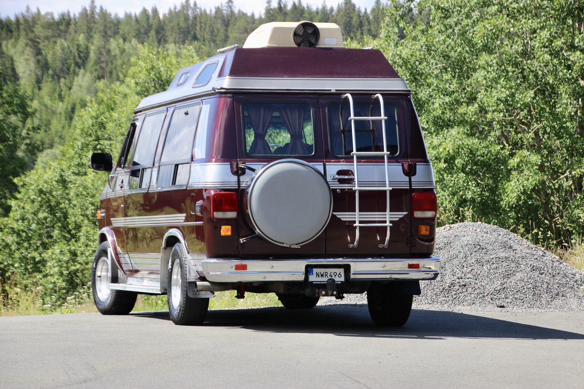 Superfin G20 Van som är Campinginredd!
Jättefin röd plyschinredning med persienner och gardiner!

Pris: Såld!