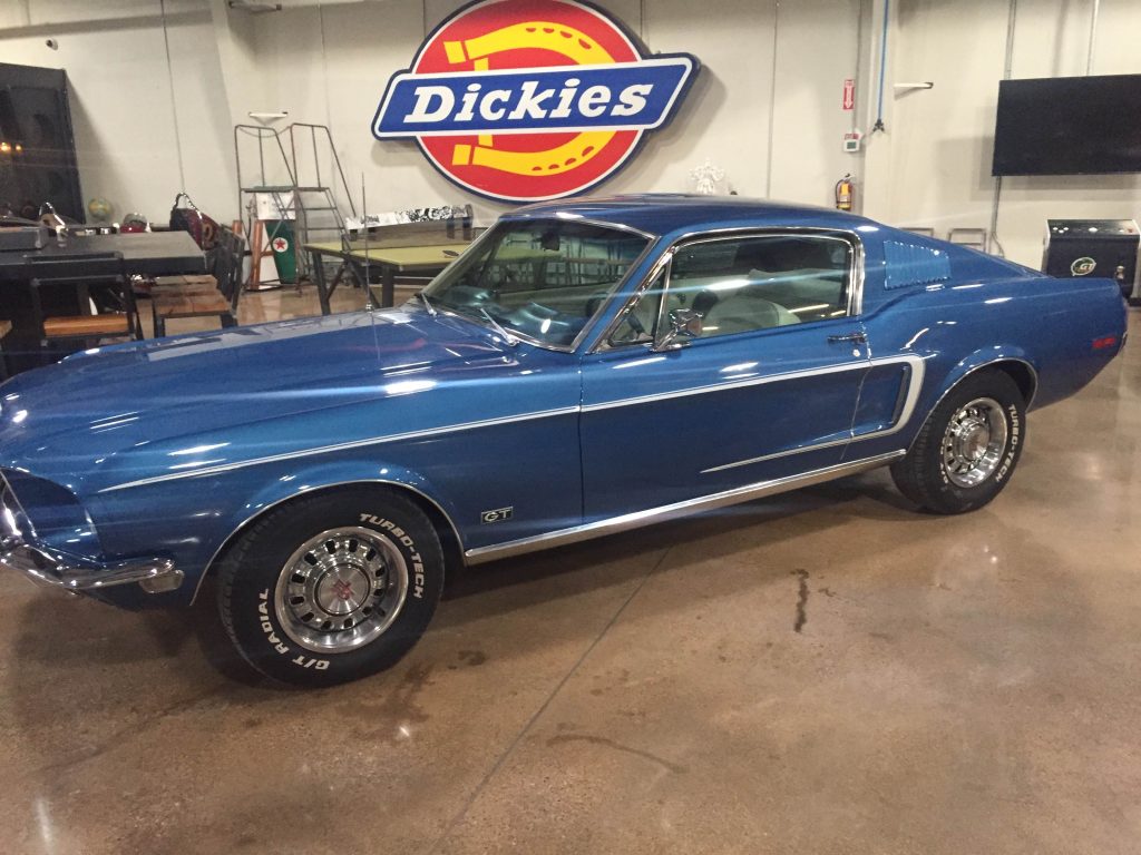 390 V8
4-Speed
Acapulco blue
Mycket fin och korrekt renovering
Köpt av oss på Gas Monkey Garage