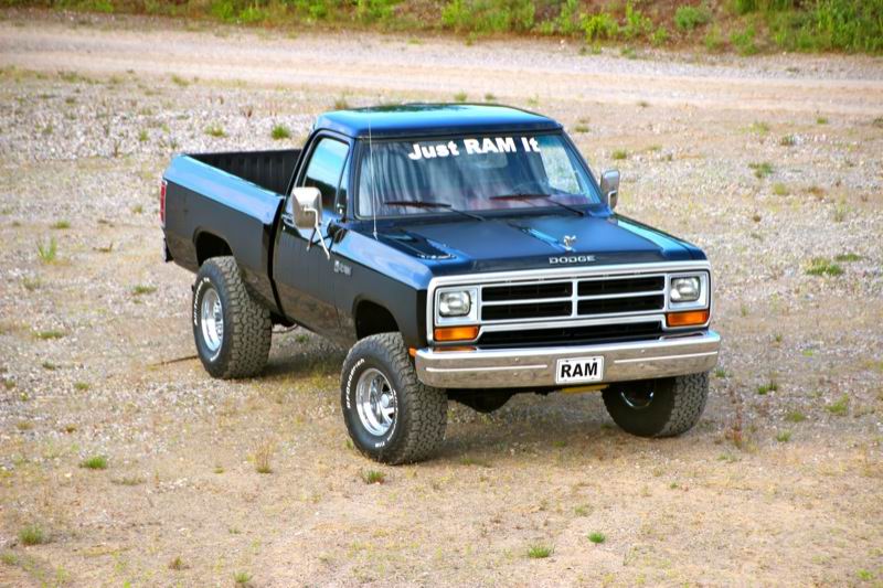 Wow! Vilken Häftig Dodge RAM PickUp! Offroad stuk med 10″ fälgar och lift kit. ”1 of 1” stripe Kit på sidorna. 318 V8 med dubbelt avgas. Denna är inget för den blygsamme, den lär sticka ut rejält på träffarna, och reta gallfeber på grannarna!

PRIS: SOLD!!!