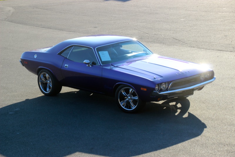 Wow! Vilken frän Challenger! Lätt Kustomiserad med Kustom lack! 18″ Boss fälgar. Stark 318 V8 motor. Går mycket bra genom hela registret!