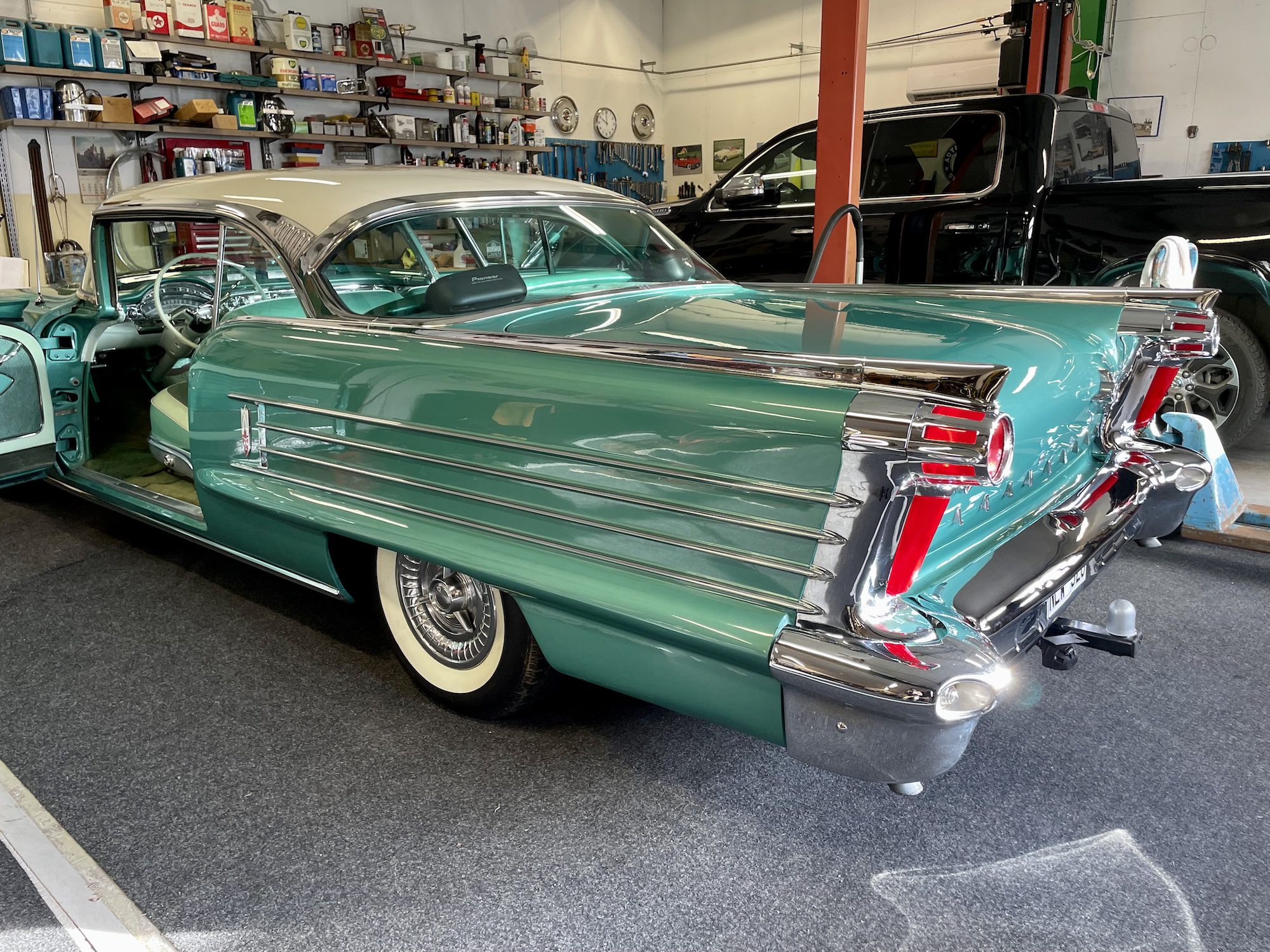 En underbar Oldsmobile 98 2dr ht
Mycket bra krom
Tvåfärgad
J2 Tri-Power