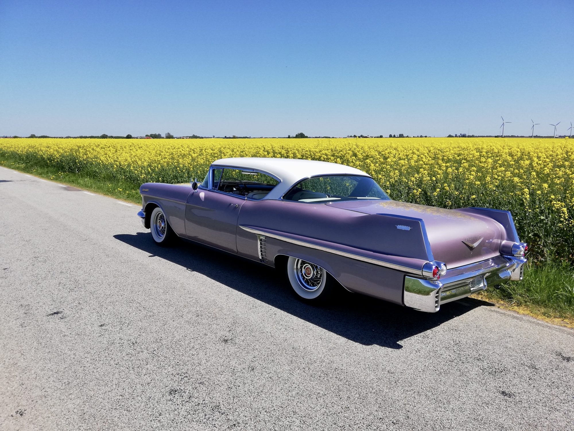 En mycket rak och fin Cadillac. 
Mycket fin i lack och i krom
Äkta ekerfälgar

***SÅLD***