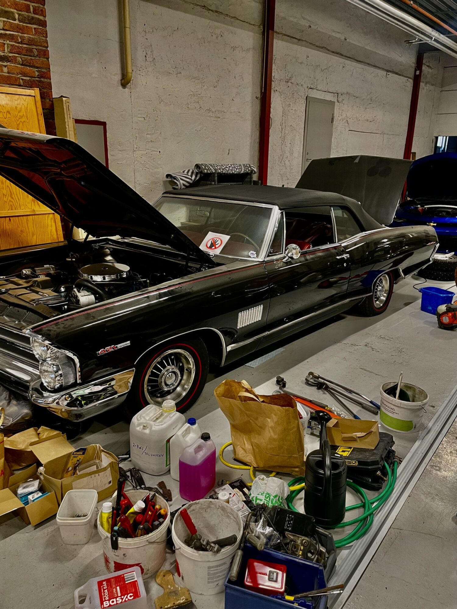 Äkta 2+2 Cab
421cui V8 Aut
Black on red
Fullutrustad

Finns Hemma