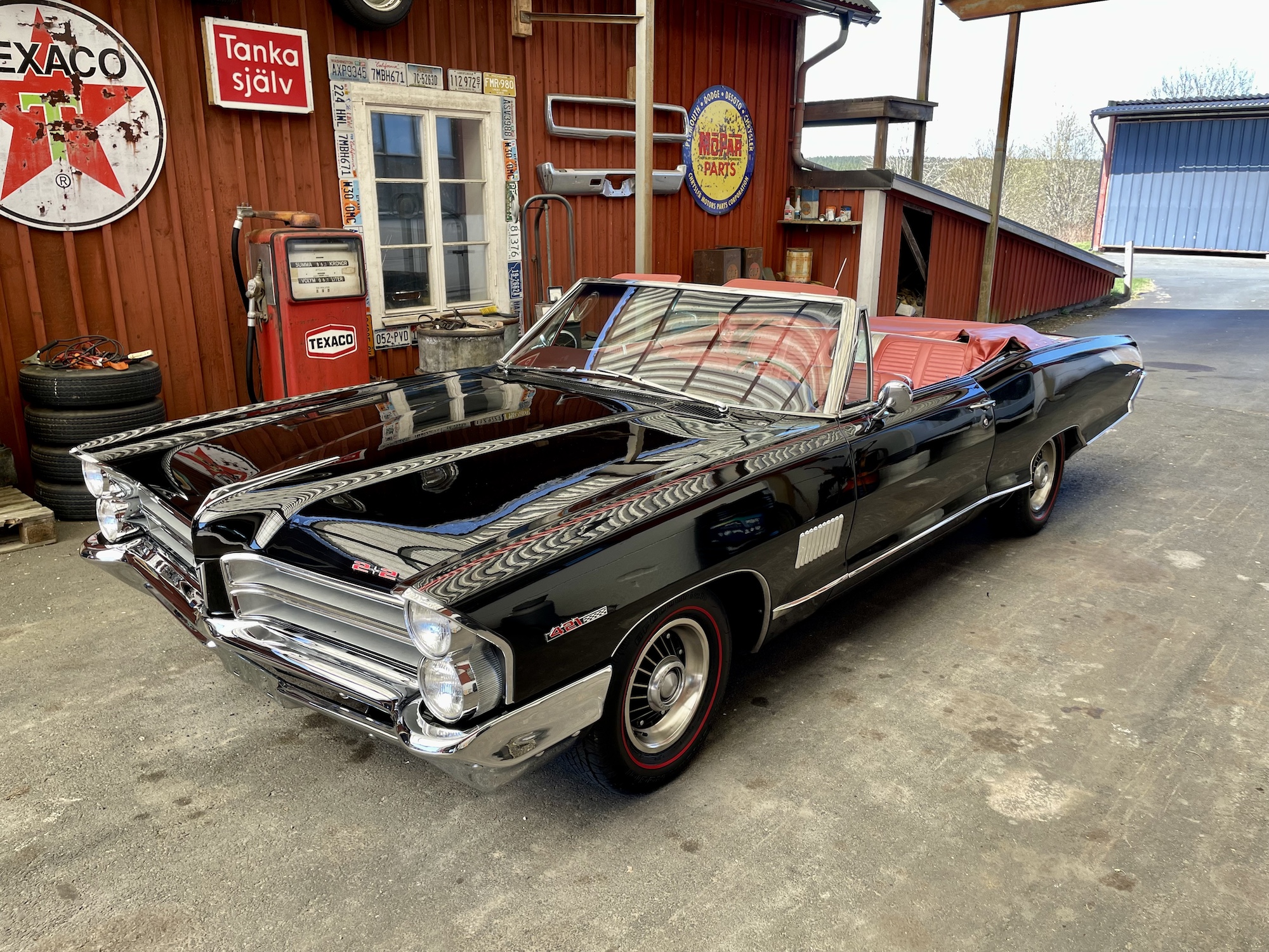 Äkta 2+2 Cab
421cui V8 Aut
Black on red
Fullutrustad

Finns Hemma
