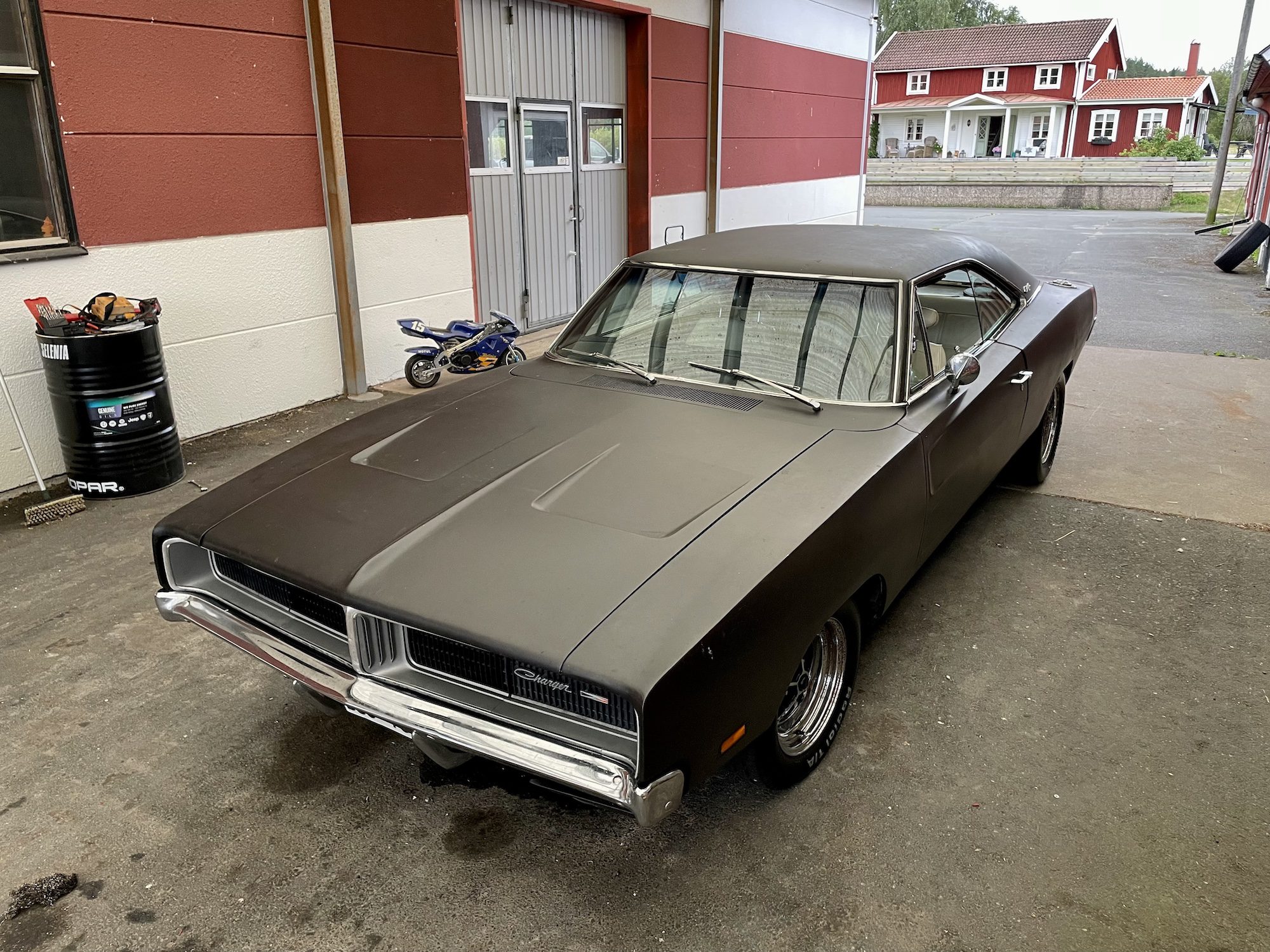 Mattsvart Charger XP29F
Nu med Performance byggd 340Cui V8
Finns Hemma