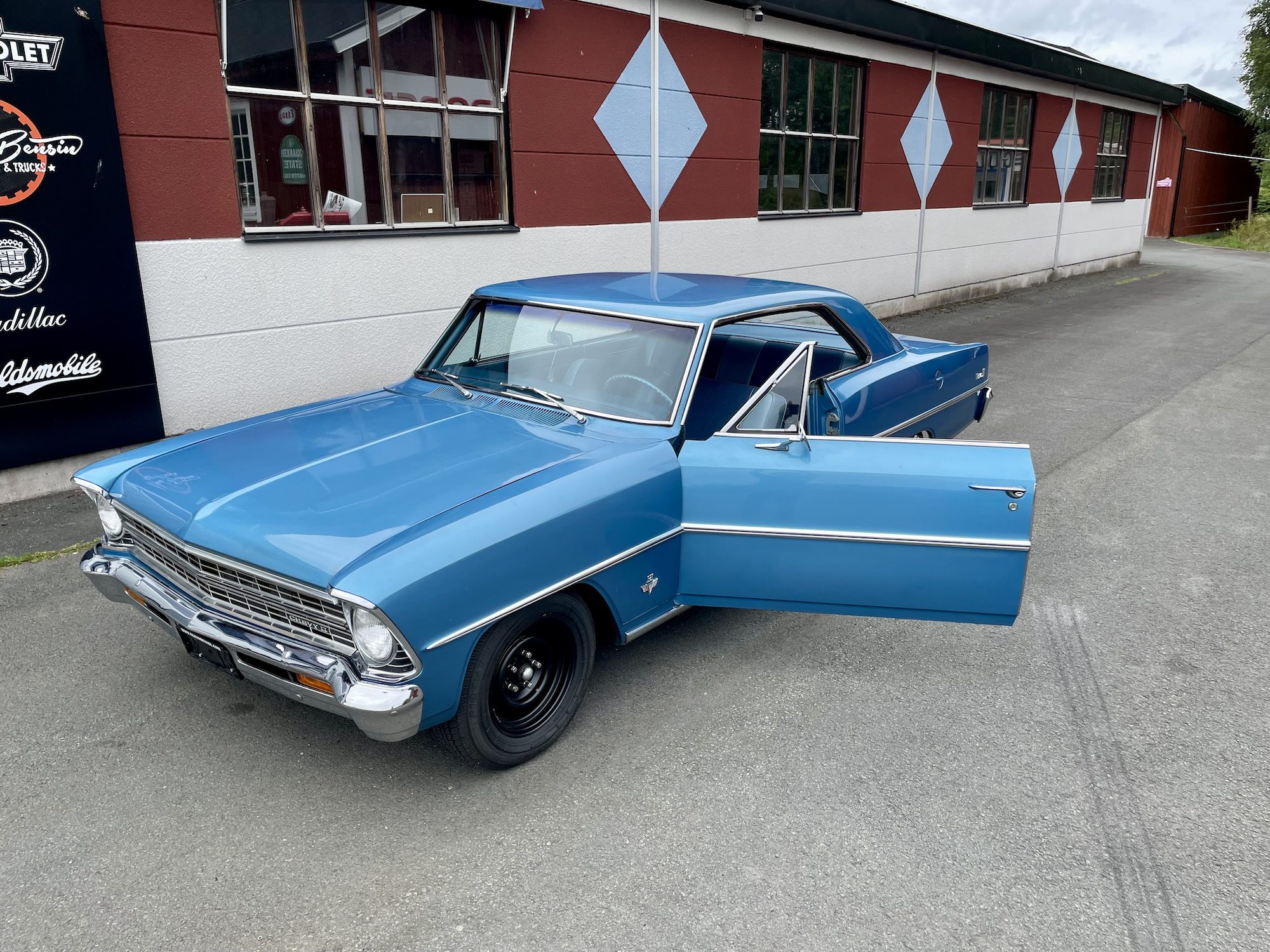Survivor bil med några smakfulla uppgraderingar
327 V8 4-Speed
Pris: 349 000kr