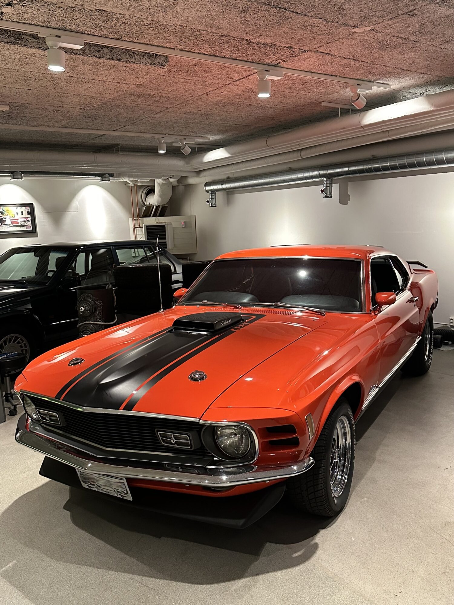 M-code Mach 1
Uppgraderad med 428cui V8
Shaker Huv/Scoop

Finns Hemma