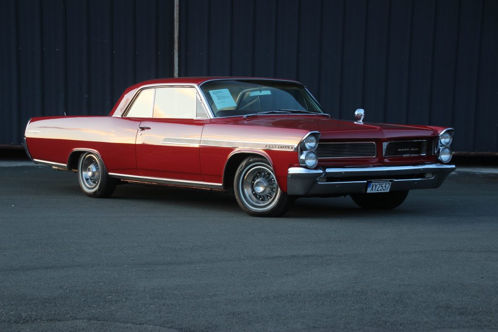 En av de absolut finaste Bonneville Coupéerna vi sett. Bilen är påkostad. Krom och listverk ser ut att komma direkt ur NOS kartonger. Dubbelt specialbyggt avgas med Flowmasterdämpare och kromade ändrör. Tri-Powern fungerar! Och när sekundärerna öppnar trycks man ordentligt tillbaka i ryggstödet!
PRIS: Såld!