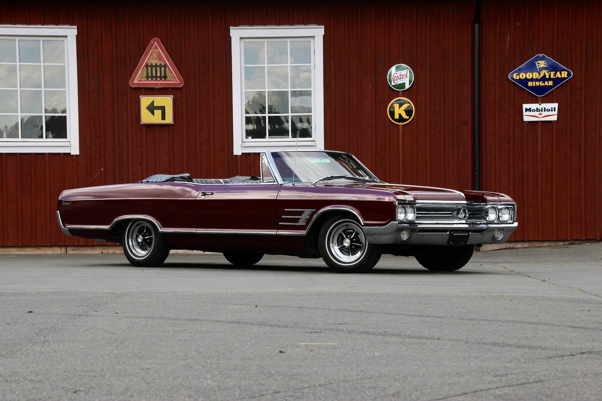 Detta är en speciell bil. Dels är skicket imponerande rakt igenom. Dessutom är det en ovanlig Wildcat Cab i Customutförande. 401 V8 med dubbelt avgas. Kromade Buick Mag Wheels. Orörd inredning i Mint Condition!

***Såld***