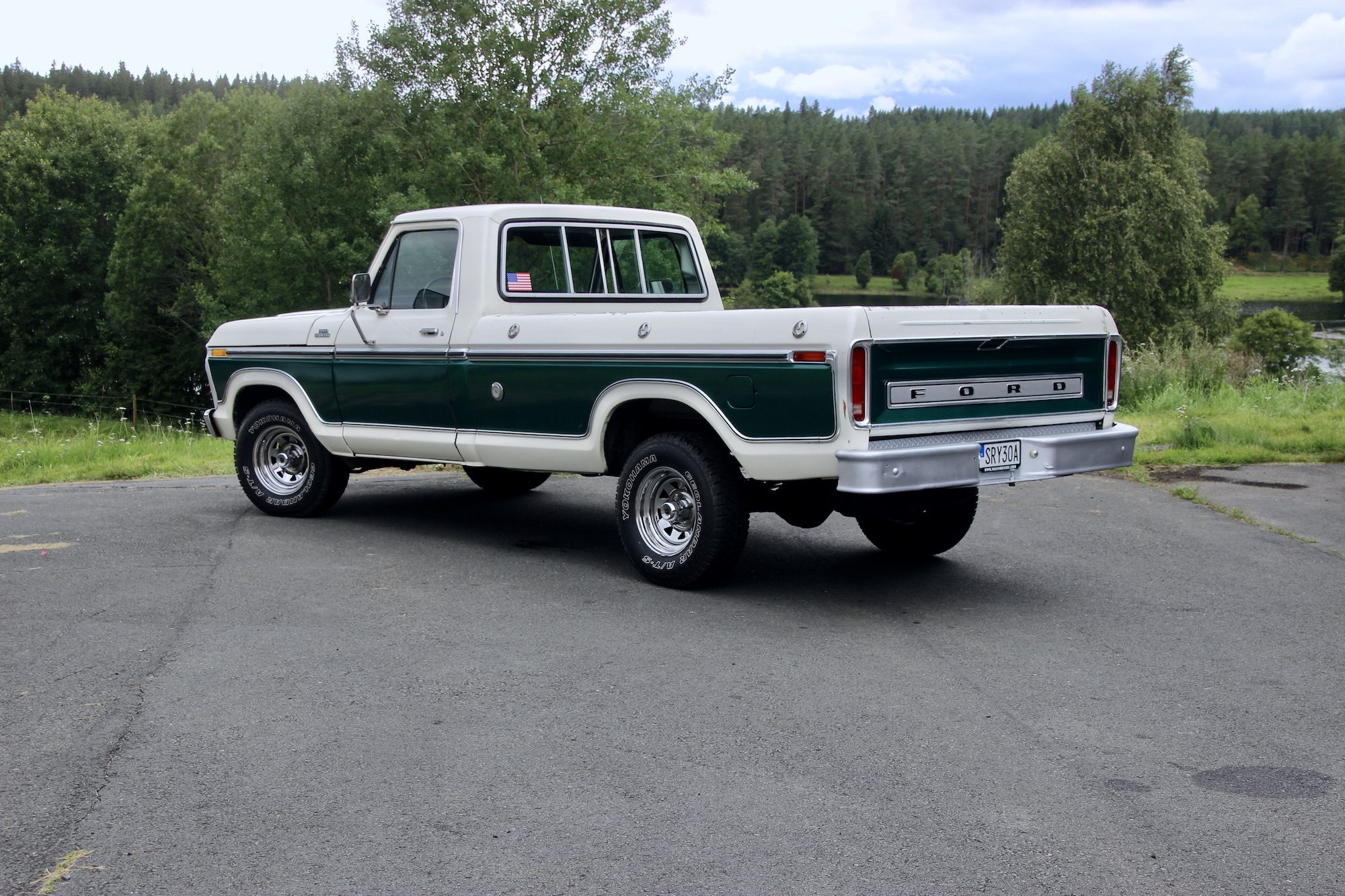 Kärnfrisk pickup direkt från Santa Rosa, Kalifornien U S A. 400cui V8 med Aut. Rejält användbart flak! Ready to go to work!

***SÅLD***